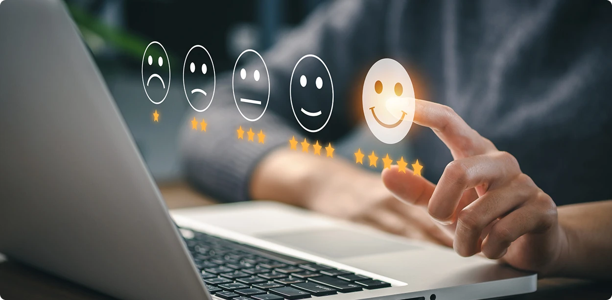 Оцінка задоволеності клієнтів із п’ятизірковим рейтингом на ноутбуці